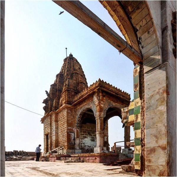 Restoring Manora Island's temple