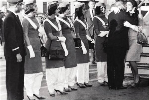 Jacqueline Kennedy hugs PIA captain upon landing in London (1962)