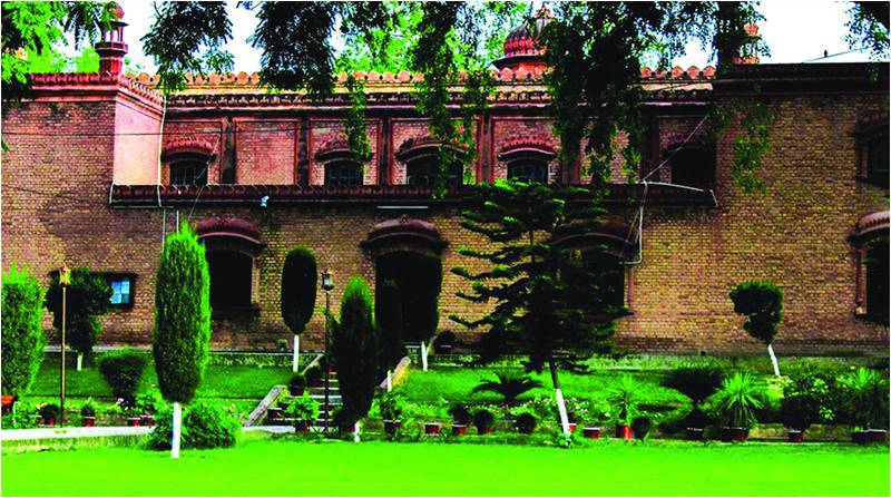 Who runs Edwardes College Peshawar?