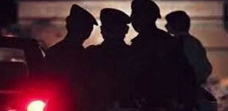 'Policemen' Rob Citizen In Lahore's Gulberg Area