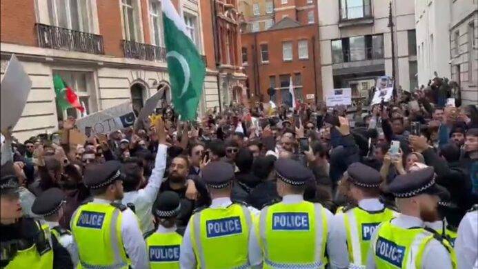 Nawaz Sharif's Distressed London 'Neighbours' Tell Off PTI Supporters