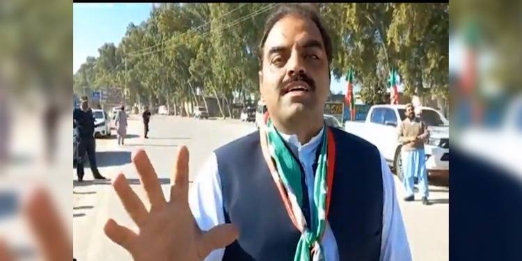 PTI MNA Nadeem Khayal Attacks Journalist