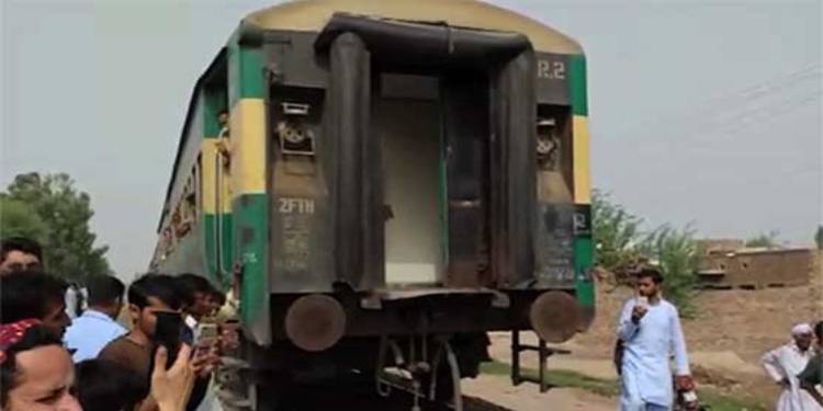 Karachi-Bound Passenger Train Escapes Major Accident Near Kotri
