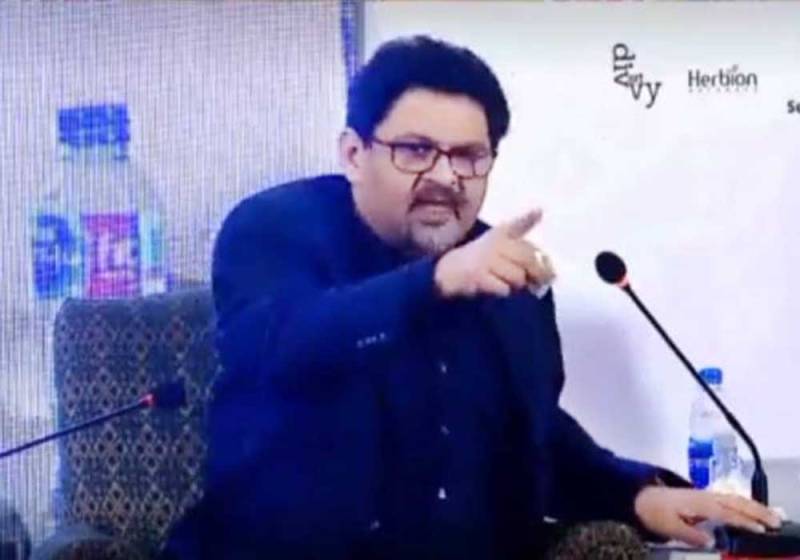 Miftah Ismail Swiftly Rebukes Corruption Allegation From Audience Member At KLF