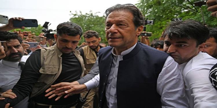 FIA Forms Special Teams To Arrest Imran, Bushra In Toshakhana Case: Reports