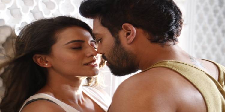Akshara Singh Kissing Scene With Karan Khanna Grabs Everyone's Attention