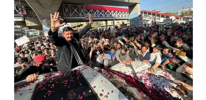 Jail Bharo: Sheikh Rasheed 'Dodges' PTI Workers To 'Evade' Arrest