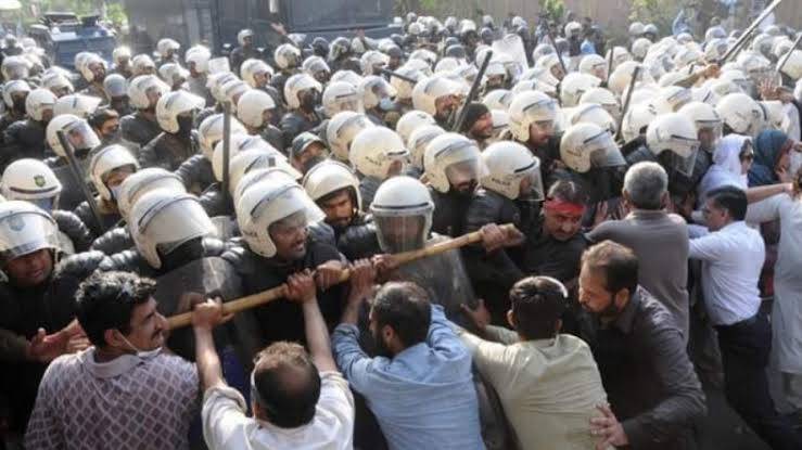 Police Fail To Arrest Imran Khan, Clashes Continue Outside His Zaman Park Residence