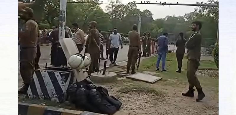 Police Surround Imran's Zaman Park Residence As Govt's Deadline Ends