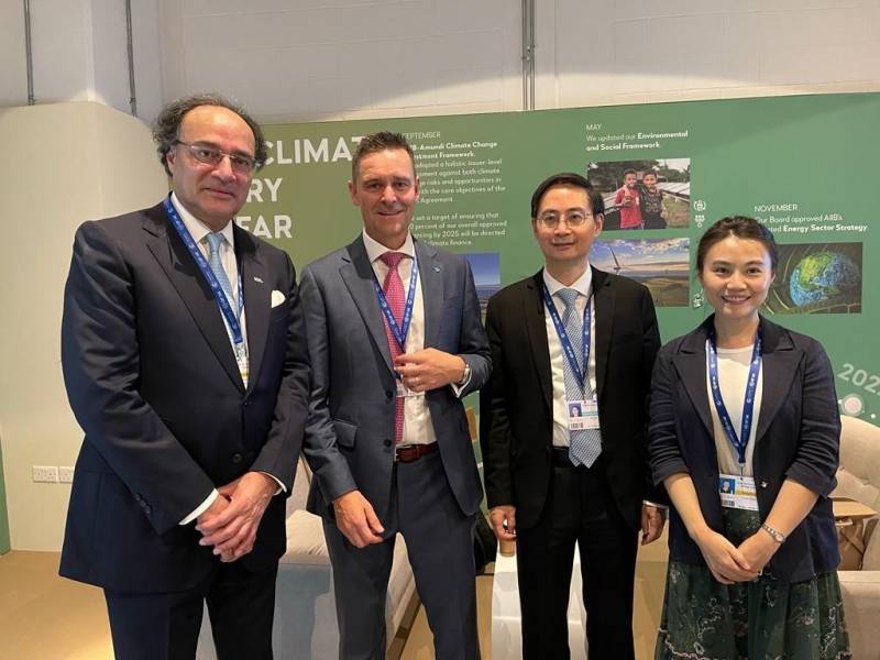 Muhammad Aurangzeb, President & CEO - HBL (standing 1st from left) and Dr. Ma Jun, President Institute of Finance & Sustainability (standing 3rd from left) at the CASI ceremony held during COP 28 in Dubai, UAE. 