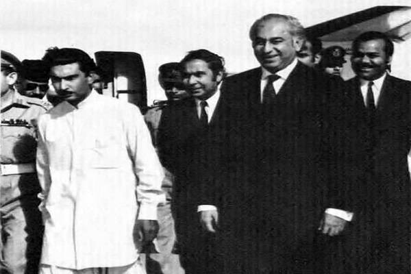 Lion Of The Frontier, Hayat Khan Sherpao